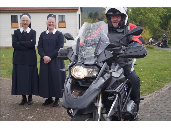 Zwei Marienschwestern bestaunen eine BMW auf dem Weg zum Kapellchen